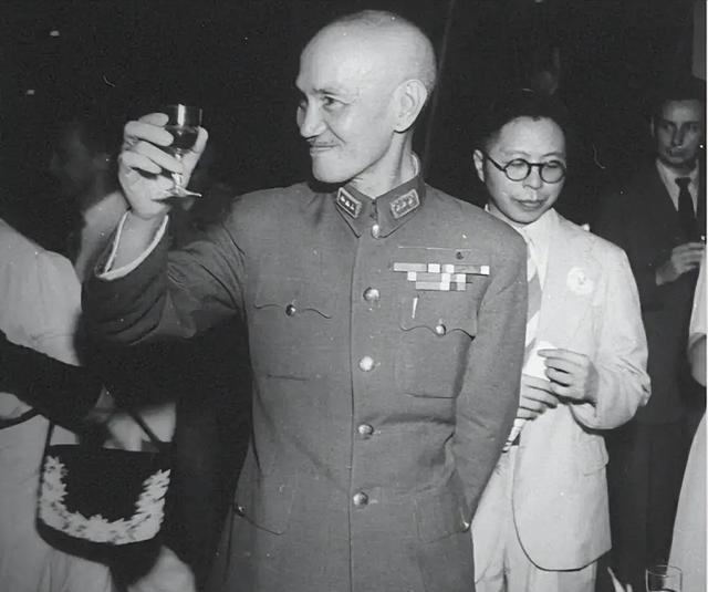 蒋介石败退台湾前，要求毛人凤务必将这三人杀掉，但毛人凤看了名单后，却为难地说：有