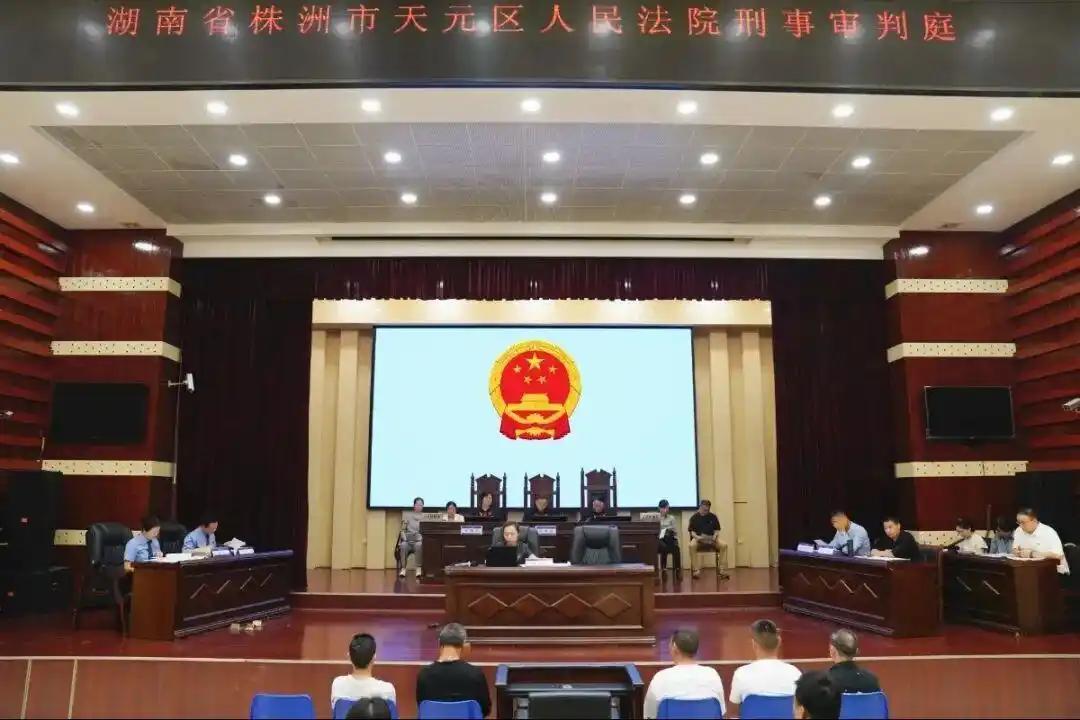 利剑高悬！对湘江“软黄金”盗采者严惩不贷
从2021年8月起，被告人唐某某、蔡某