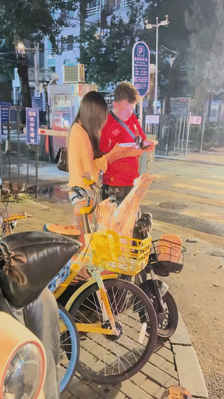 原来有些中国女人平时所表现出来的高冷、内敛、含蓄。
都是装出来的呀？
她们只要是