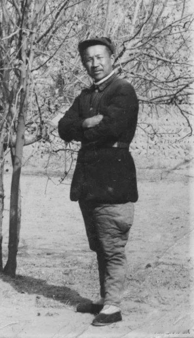 1942年，张云逸去开会，途经交通站时，他想让站长帮忙找船，却发现花盆被摆在外面