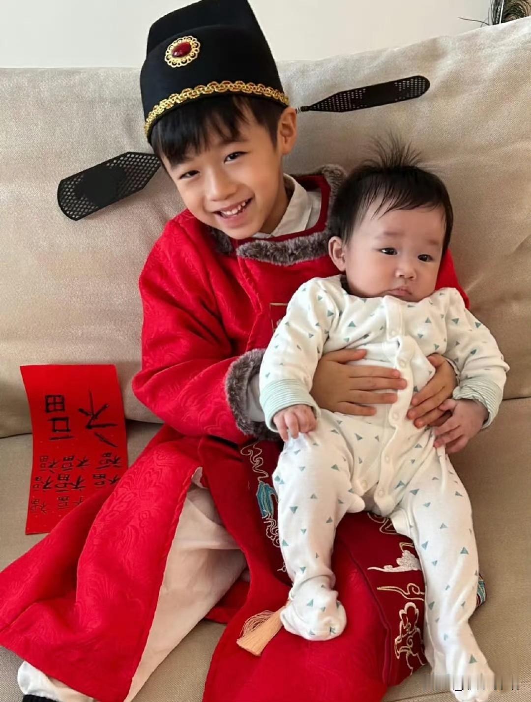 古巨基晒二胎，全网却在心疼他57岁的太太。 
新年刚过，他终于舍得把小儿子抱出来