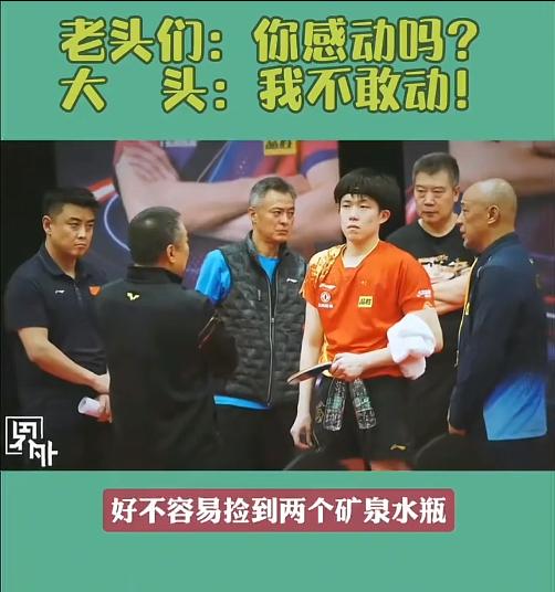 孩子好不容易捡俩塑料瓶，五个老头都围上来了。看把孩子吓得，说你们什么好呢？😂?