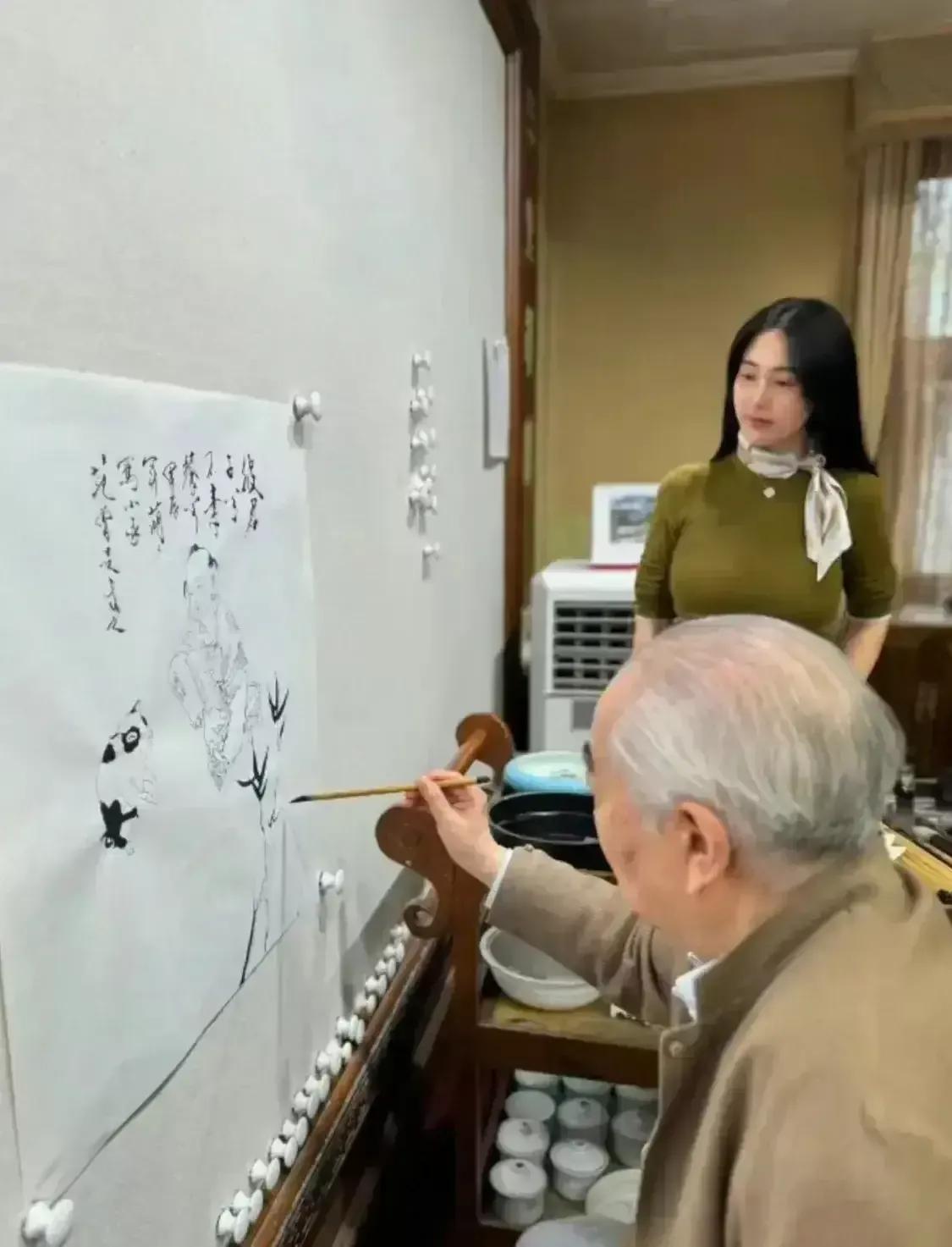 范曾老爷子这辈子真是不白活一回啊！如今86岁还能迎娶小娇妻，爷们雄风依旧在，一树