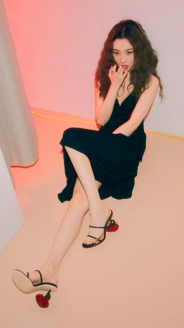 李宣美羊毛卷，黑裙高跟美腿。李宣美