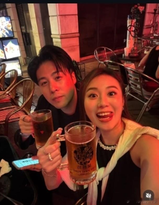 港姐王菲“Said Yes”，宣布与唱片公司太子爷兼歌手张子丰订婚，张子丰在坐小