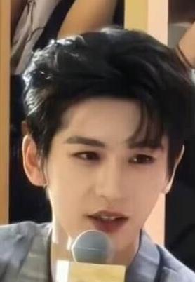 2026年4月17日，张凌赫以百丽品牌代言人身份空降深圳，出席在宝安壹方城和福田