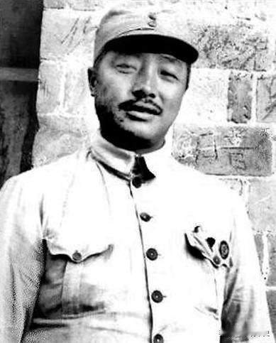 长征期间，国民党的飞机几乎每次都能准确无误地轰炸到红军，贺龙就想出了一个妙计，让