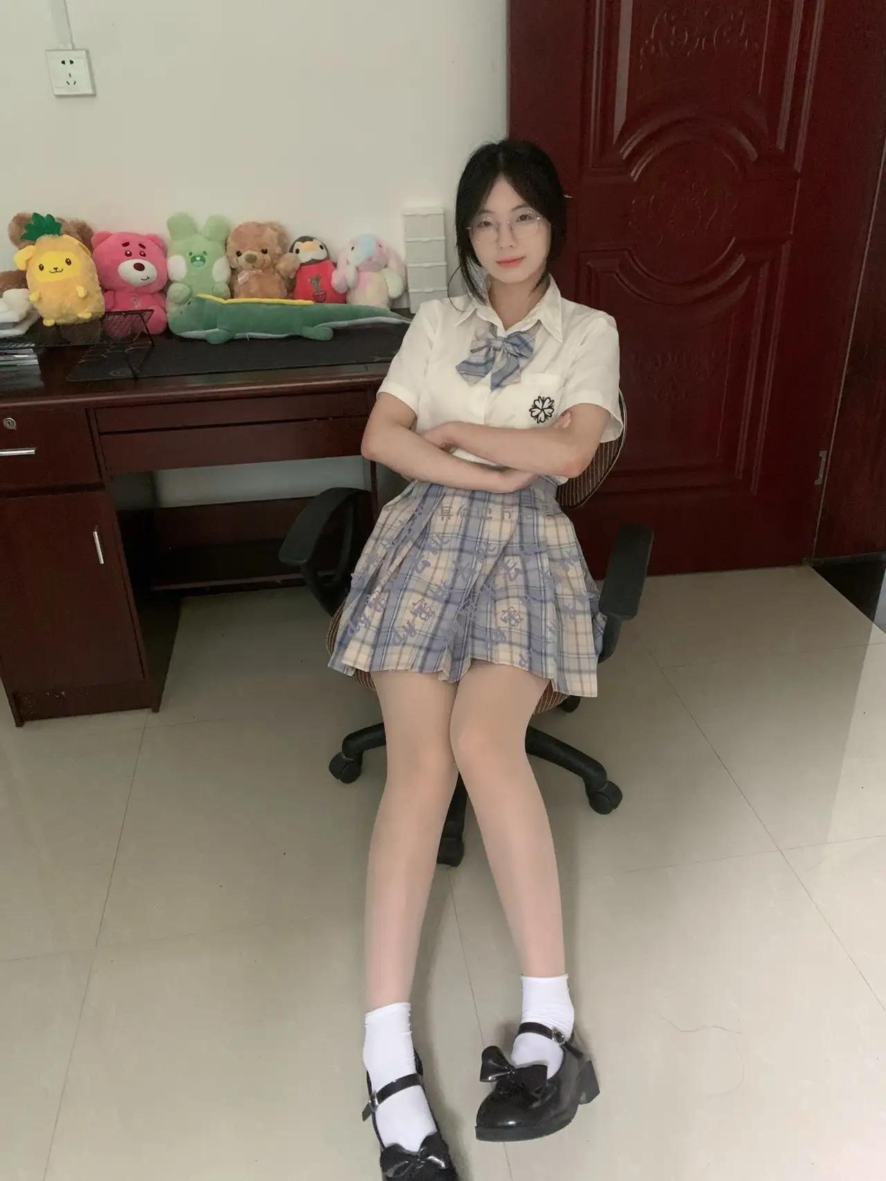 可爱少女风，学生制服穿搭，萌趣玩偶相伴，少女心满满少女风春日穿搭 少女感职场装 