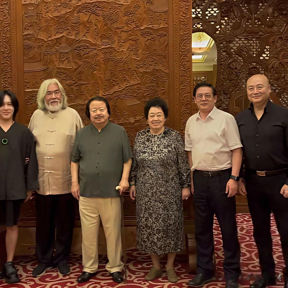 迟重瑞估计肠子都悔青了吧，图中陈丽华稳站C位，而作为丈夫的他不仅不能陪伴左右，竟