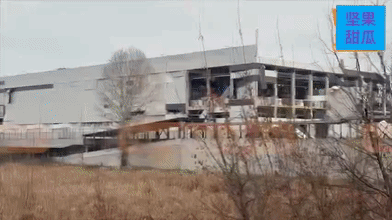 11月24日夜，俄军导弹打击了基辅斯维亚托申斯基区物流中心，这是外传打击的画面。