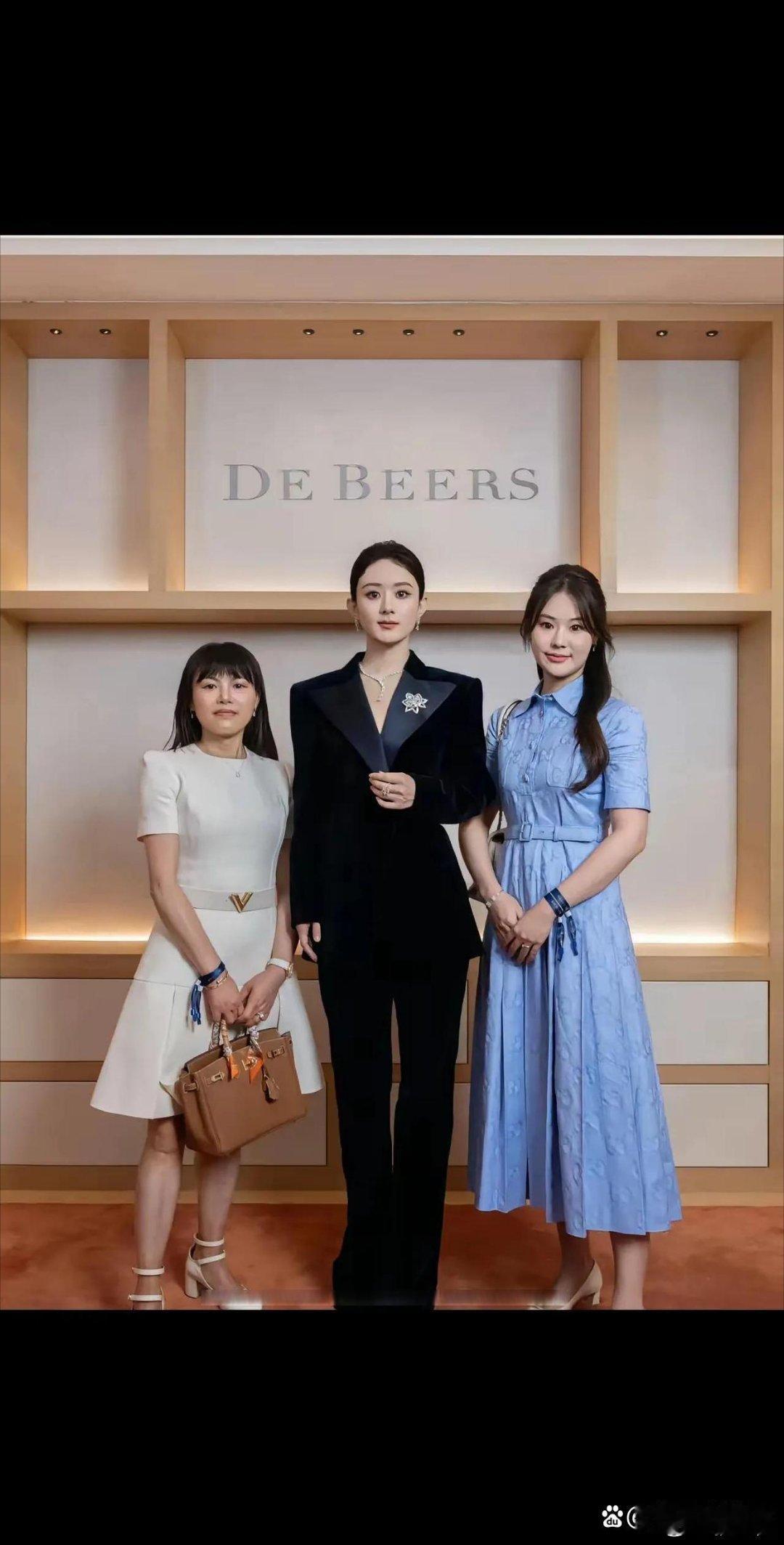 说句不怕挨打的话……这张合影感觉赵丽颖整个人都很紧绷，少了点亲和力[允悲]眼神也