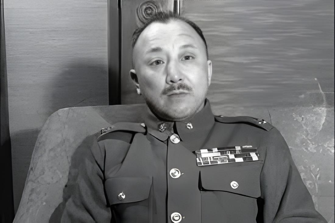 1960 年，卫立煌在北京逝世，临终前攥着妻子韩权华的手说：“能葬在祖国的土地里