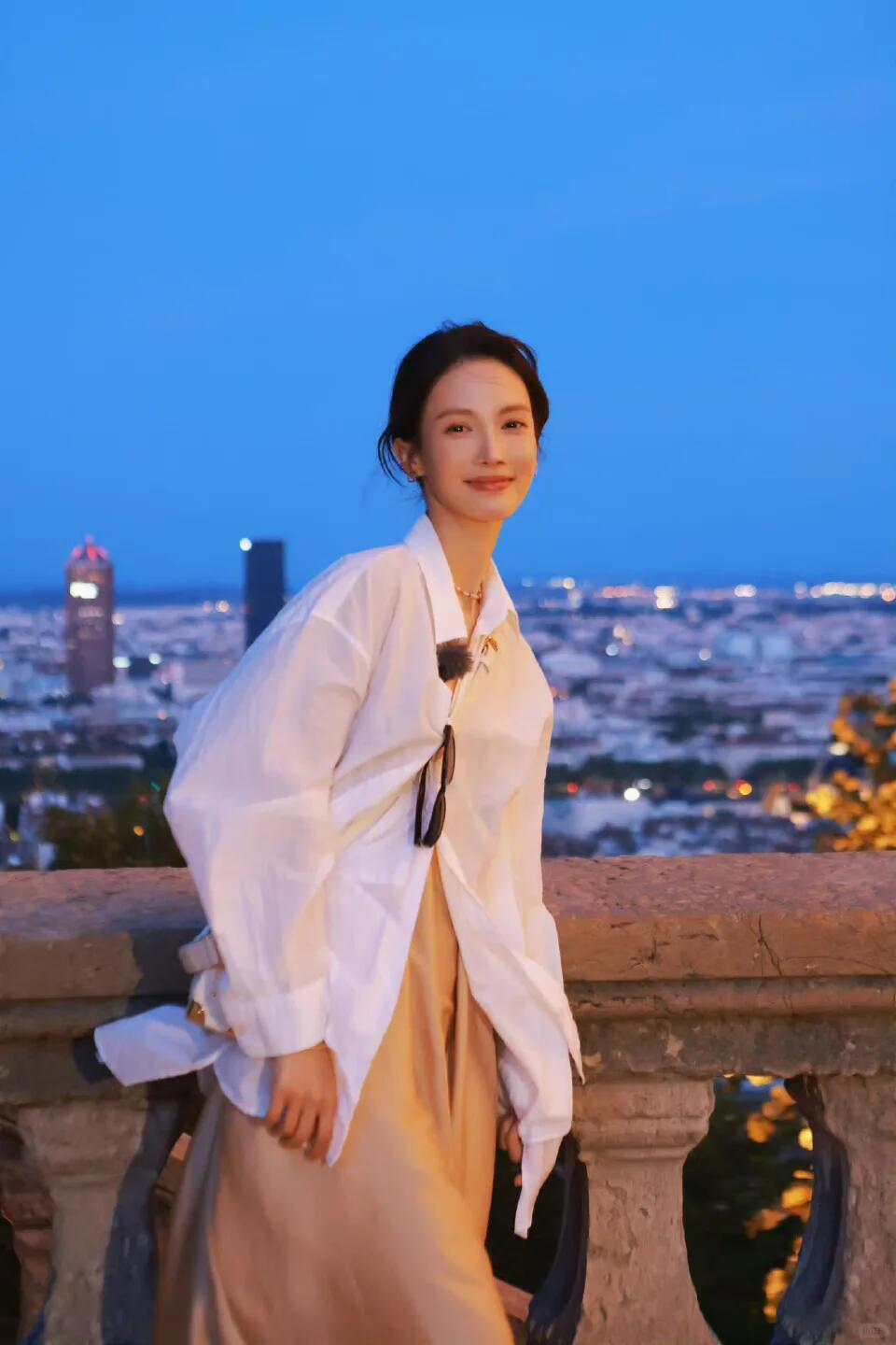 她的优势十分突出。电影赛道上，《孤注一掷》票房突破四十亿，《骗骗喜欢你》作为一番