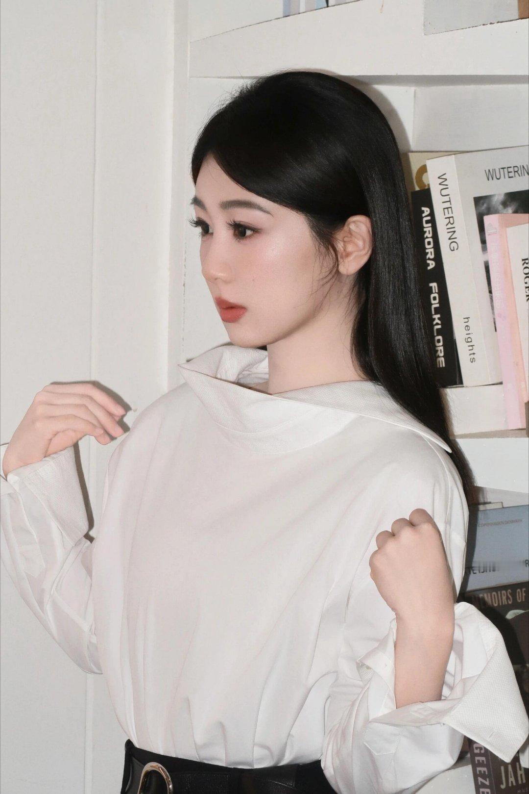 杨紫[超话]yz杨紫玉兰花开君再来 yz 杨紫董竹君你对于我来说是独属于我的那颗