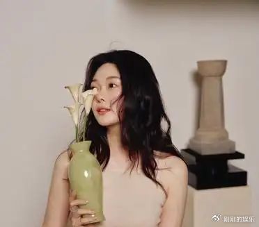 大家喜欢晚晚的穿搭就是因为特立独行，标新立异，有个人特色。 