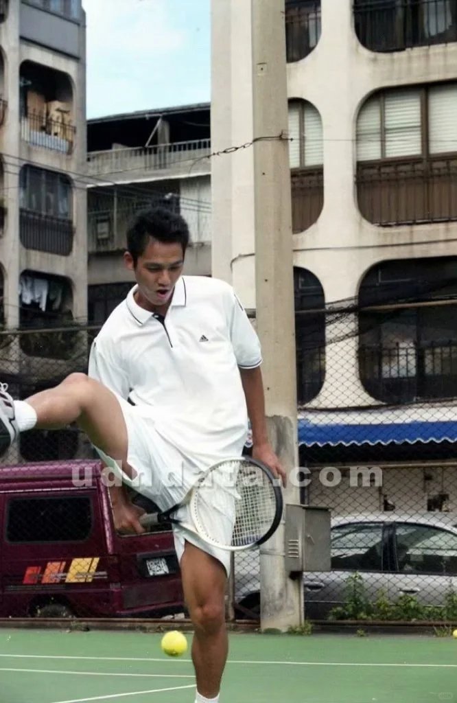 最特别的生日礼！钟汉良生日当天跑马拉松 钟汉良身着专业运动装，在申城赛道上挥洒汗