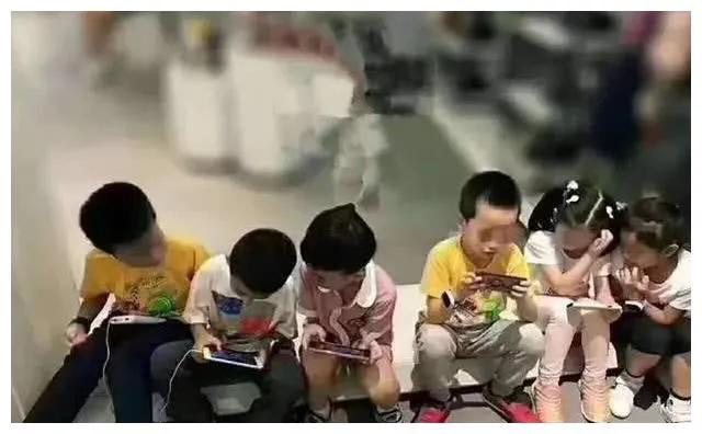 上小学的孩子一回家就把住个手机玩个不停，手机是奶奶给的，奶奶照顾孩子四五年了，平