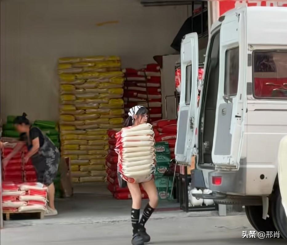 美女力气好大，应该是200斤吧