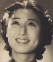 1940年深夜，上海郊外一片荒地。一个22岁的姑娘被押下车，她知道自己要死了。行