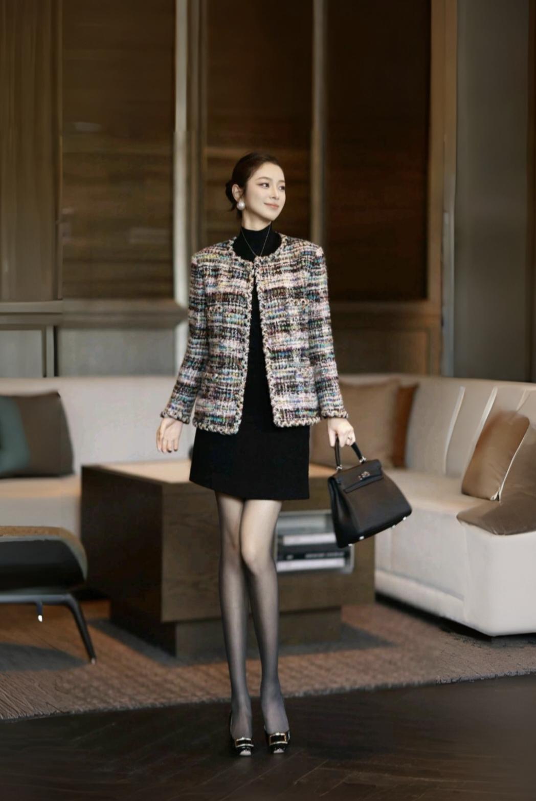 黑丝已穿，下午茶约吗？
御姐 美女高清写真 美出高级感 拍出电影感 秋冬穿搭 厚