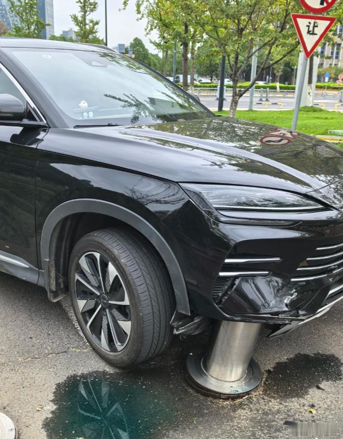 这开车的技法也是没谁了，是不是得找吊车才能出来啊？ ​​​