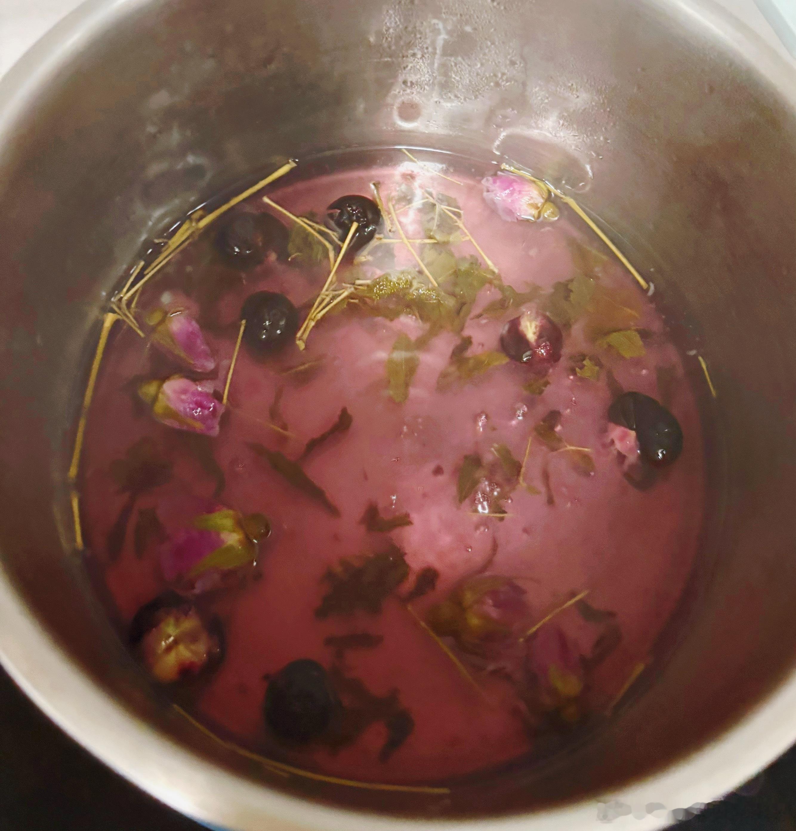我家孩子说她要用玫瑰花来给我煮一个茶，我还有点小期待！     我过去一看，她在