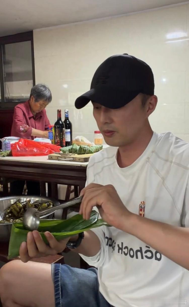 叶祖新直播包粽子好接地气的祖新！预祝大家端午节快乐呀 