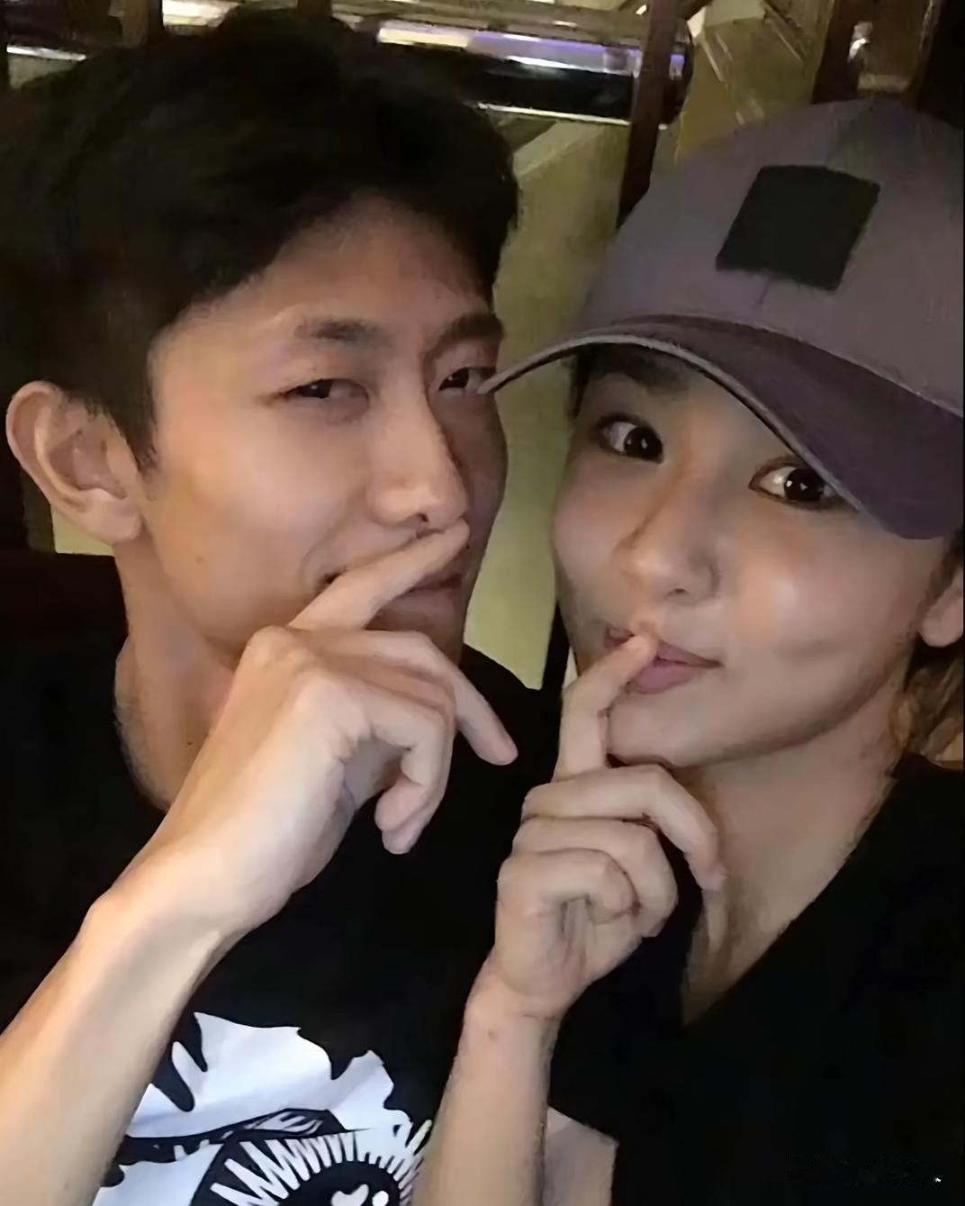 这是10年前杨紫和张一山的一张珍贵的合影，很多人认为他们两个有夫妻相。希望他们两