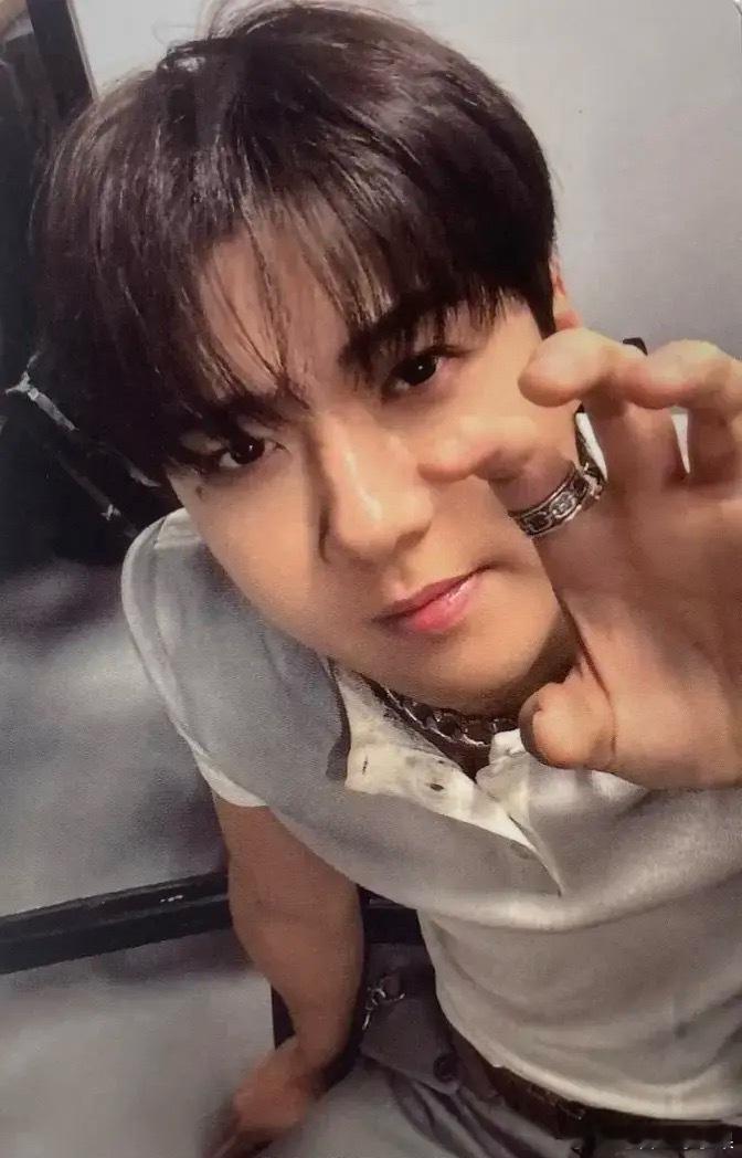 朋友送了我一张吴世勋的小卡 谁要。。。 