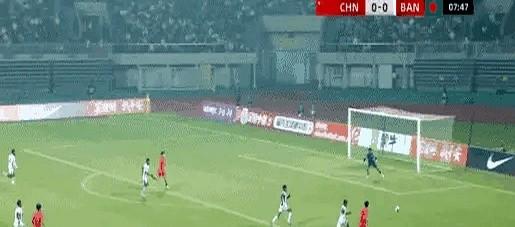 中孟大战第8分钟，邝兆镭传中发生变线，帅惟浩门前抢先捅射，皮球直入网窝，国少1-