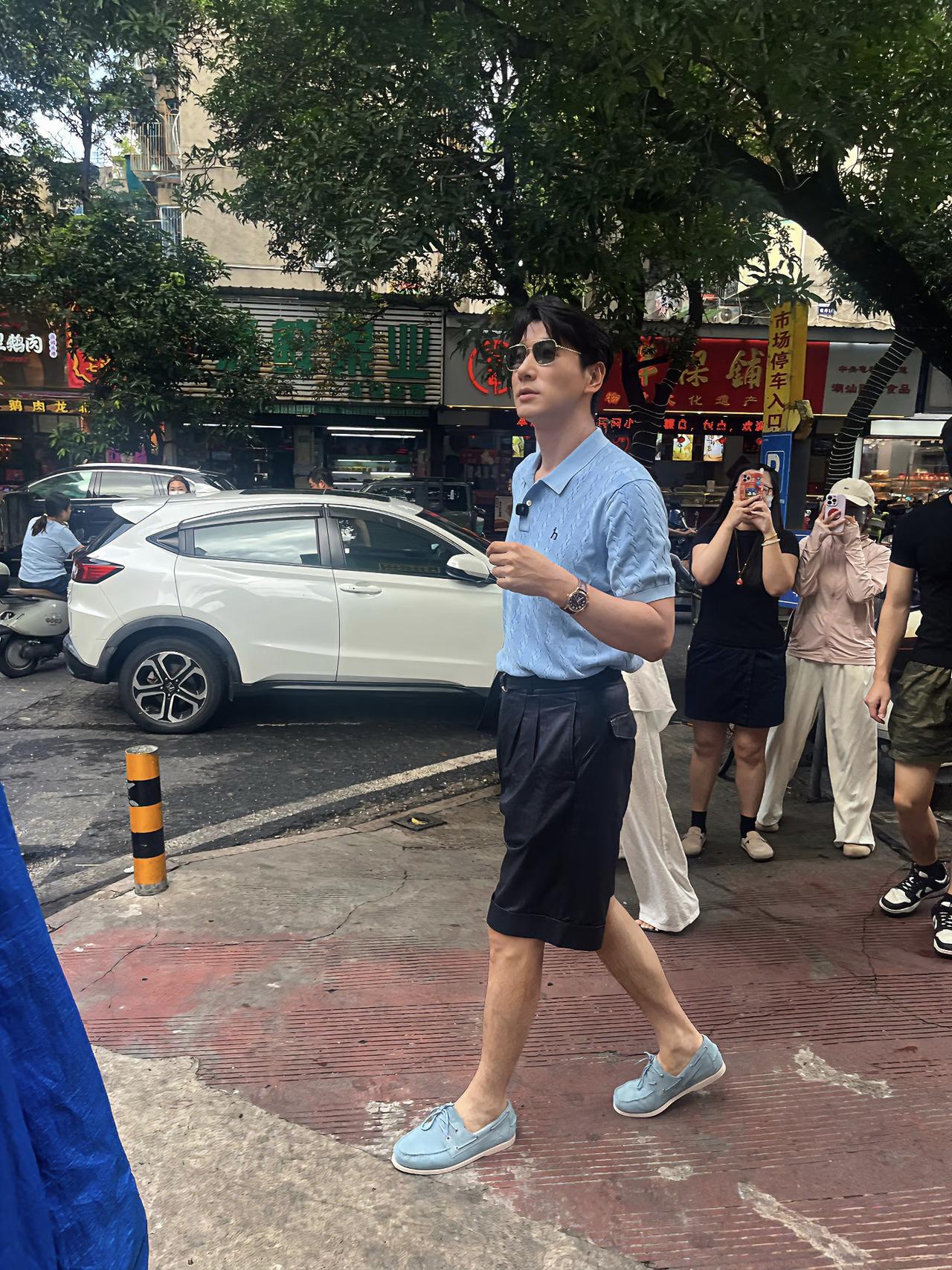 44岁张亮现身广东汕头旅游，他到一间路边摊吃手打牛肉丸，被好多路人围观，他看起来