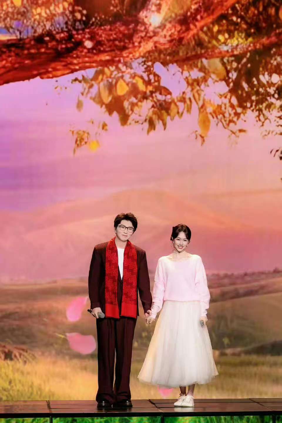 姜妍和毛不易合唱比上春晚还紧张 手搓裙子、紧张到手抖、比春晚还紧张。姜妍追星的方