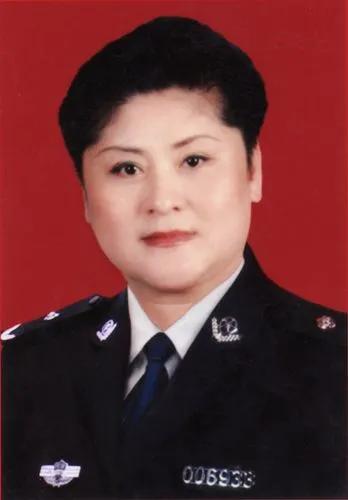 1996年，一个全身绑满炸药的歹徒闯进郑州国棉五厂幼儿园，劫持了28名孩子。女警