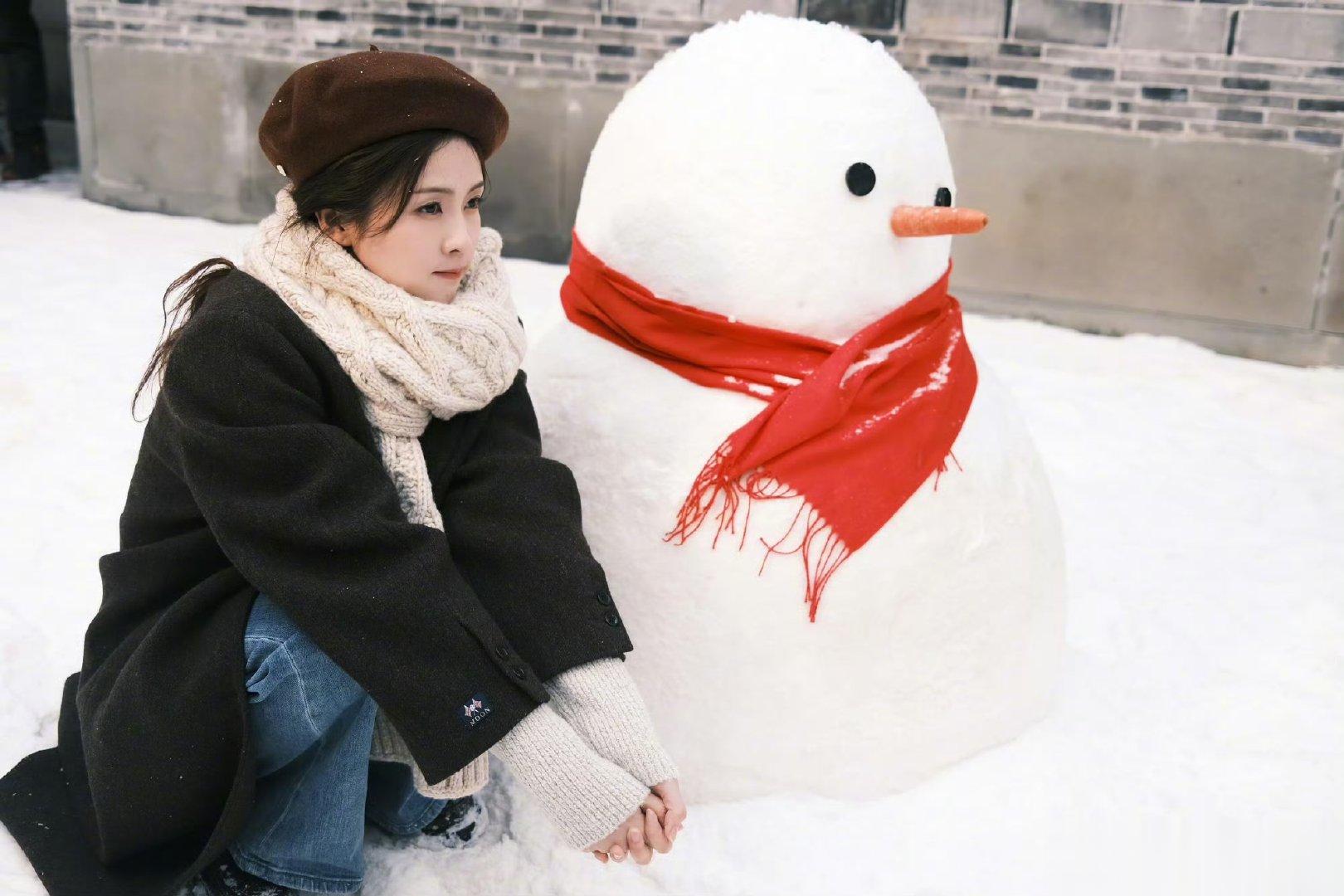 #郑书意和雪人合照##白鹿郑书意都喜欢下雪#特别美 ​​​