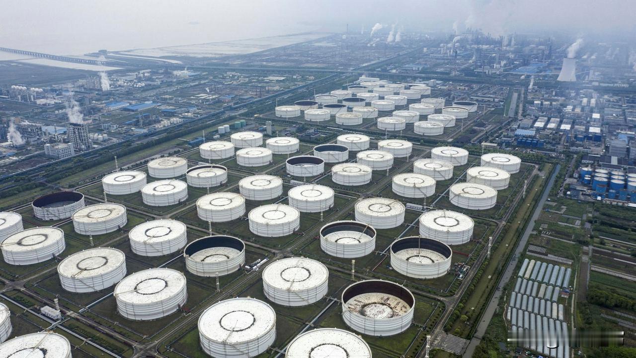 据路透社报道，布伦特原油价格近期出现上涨，引发全球市场波动。这一变动并非简单的数