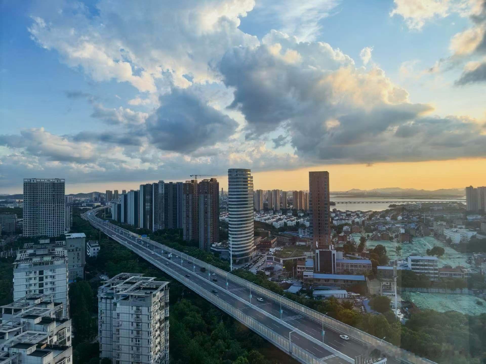 吃鸡蛋炒饭，看江城风景。2026年7月8日下午摄于武汉汉阳沌阳大道。 