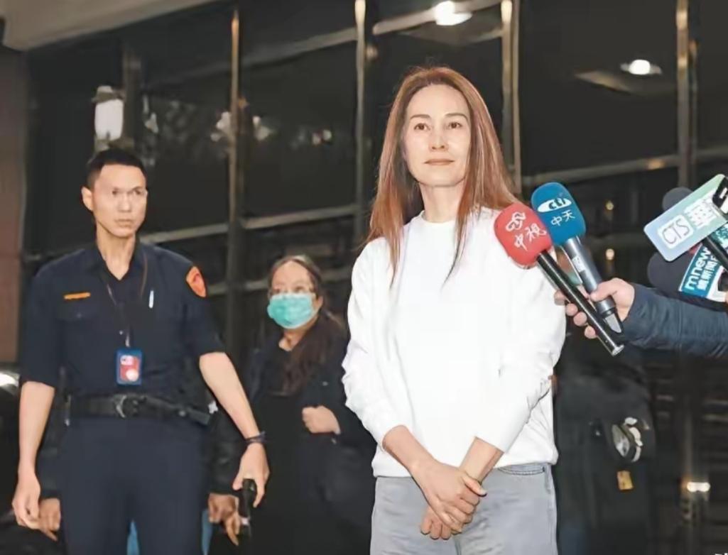 看到高金素梅这张被旁边警察衬托下的照片，突然让人想起新中国成立之前的刘胡兰、江竹