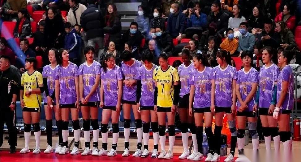 大竹子呢？
昨晚看球，主播还在那喊呢，说王艺竹在底下跟人说悄悄话。
结果弹幕里一