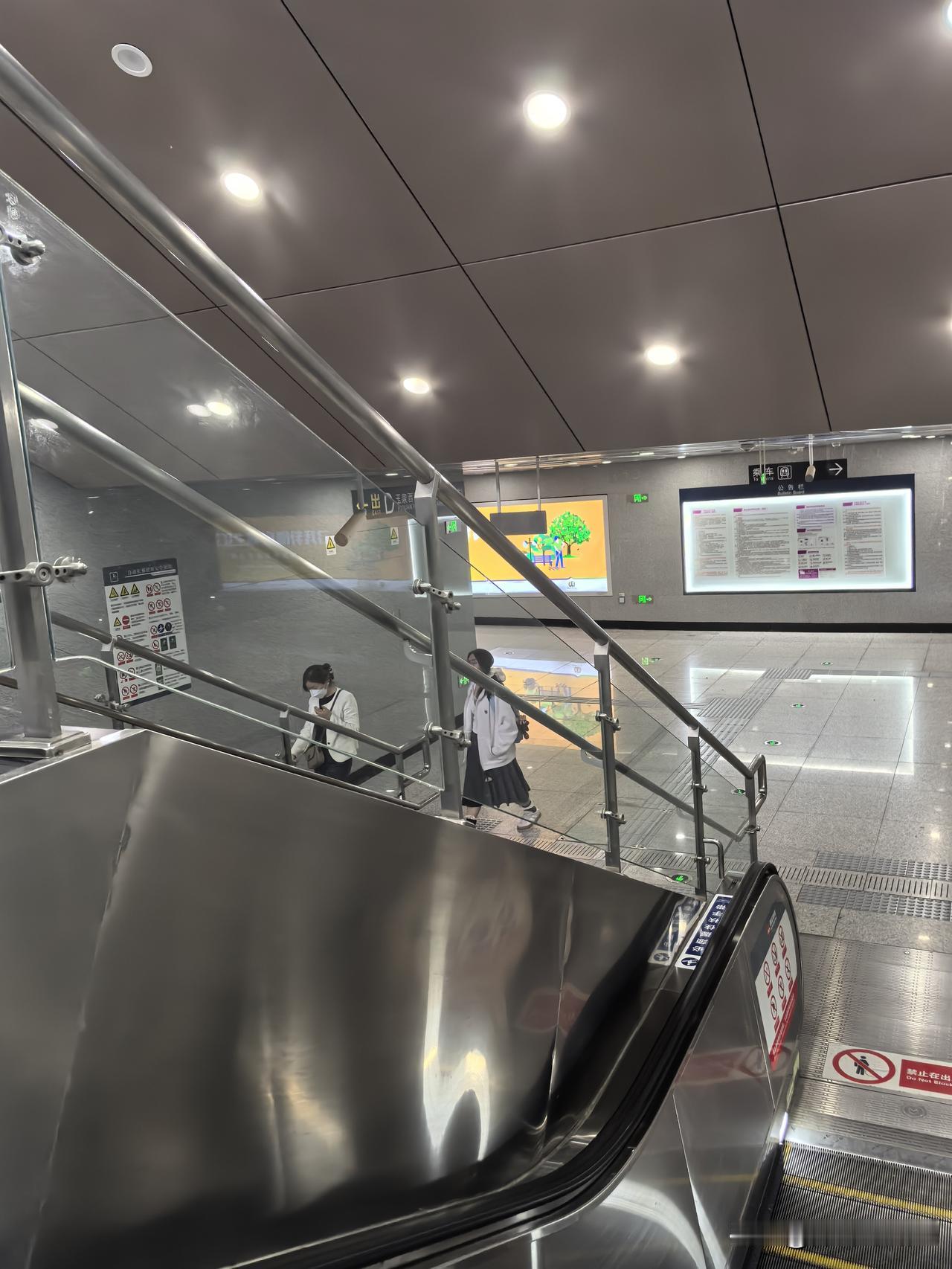 真不理解，抽烟有这么爽吗？现在社会上，男同志一般能不抽烟的尽量不抽烟。这不仅仅是