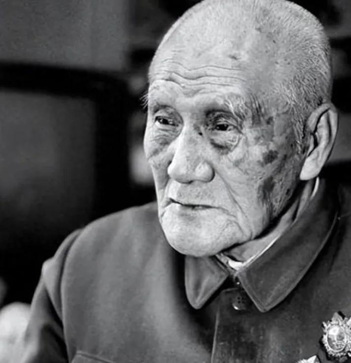 图片中这位老人不是别人，他是蒋泽民同志，是毛主席和周总理的忠诚卫士，也是毛主席十