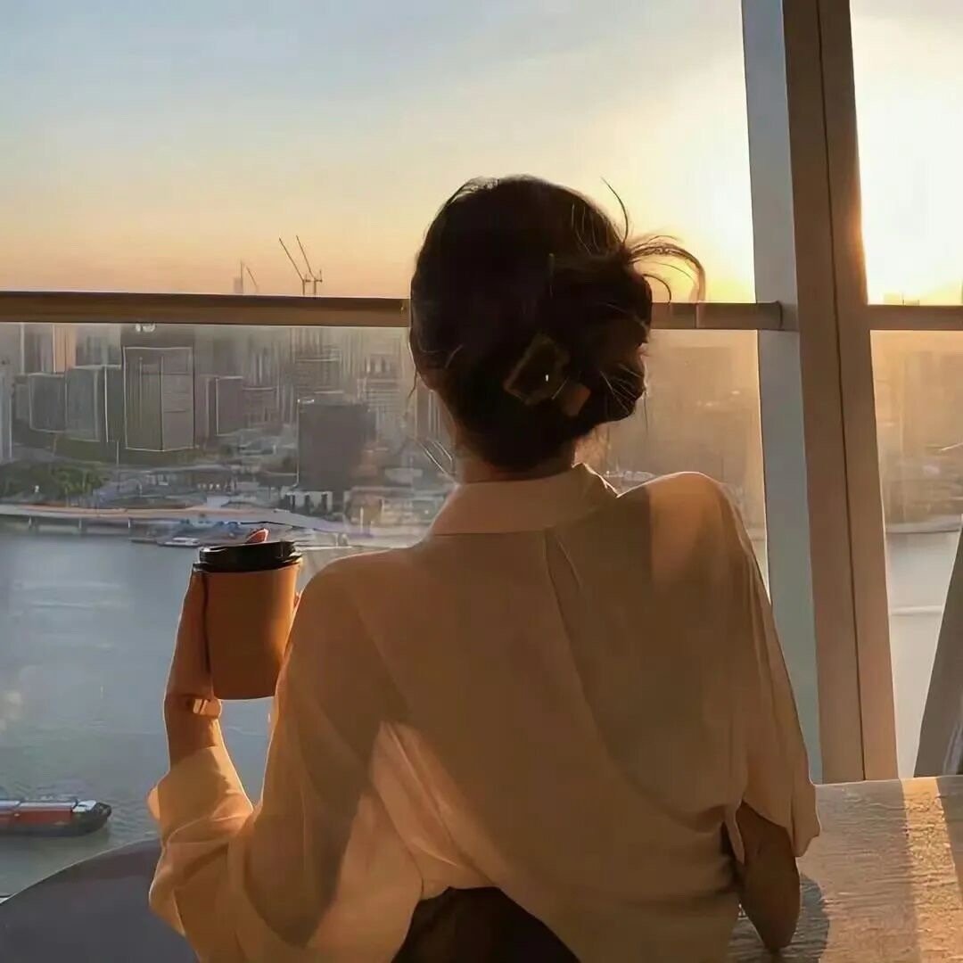 我总担心你会不会太孤独 实则你的餐边和枕边都没有过空位 