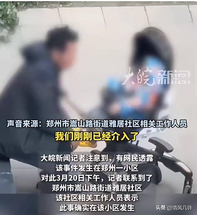河南郑州，一男子推着婴儿车在一小区里休息，趁着四下无人，男子竟掌掴婴儿，推车里的