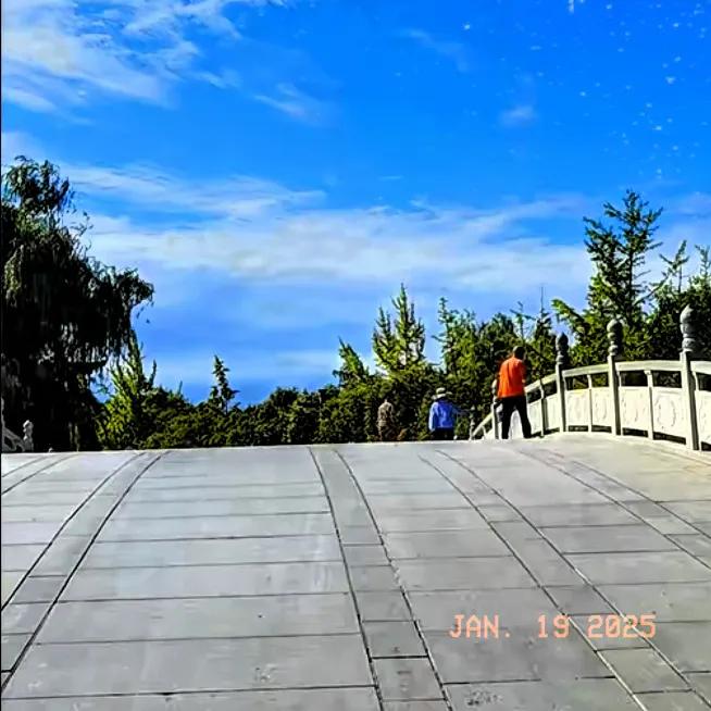看自己的风景，走自己的道路，念着别人的好，修自己的内心，要学会看淡一切，何必自我