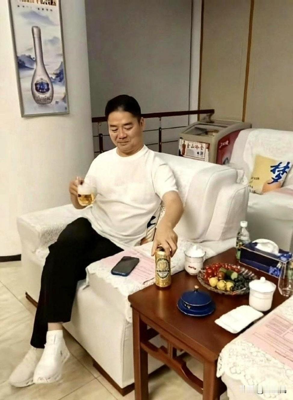 看来刘强东是真的爱喝酒啊，平时和京东兄弟们、客户聚餐时，喝点很正常吧，原来他在家
