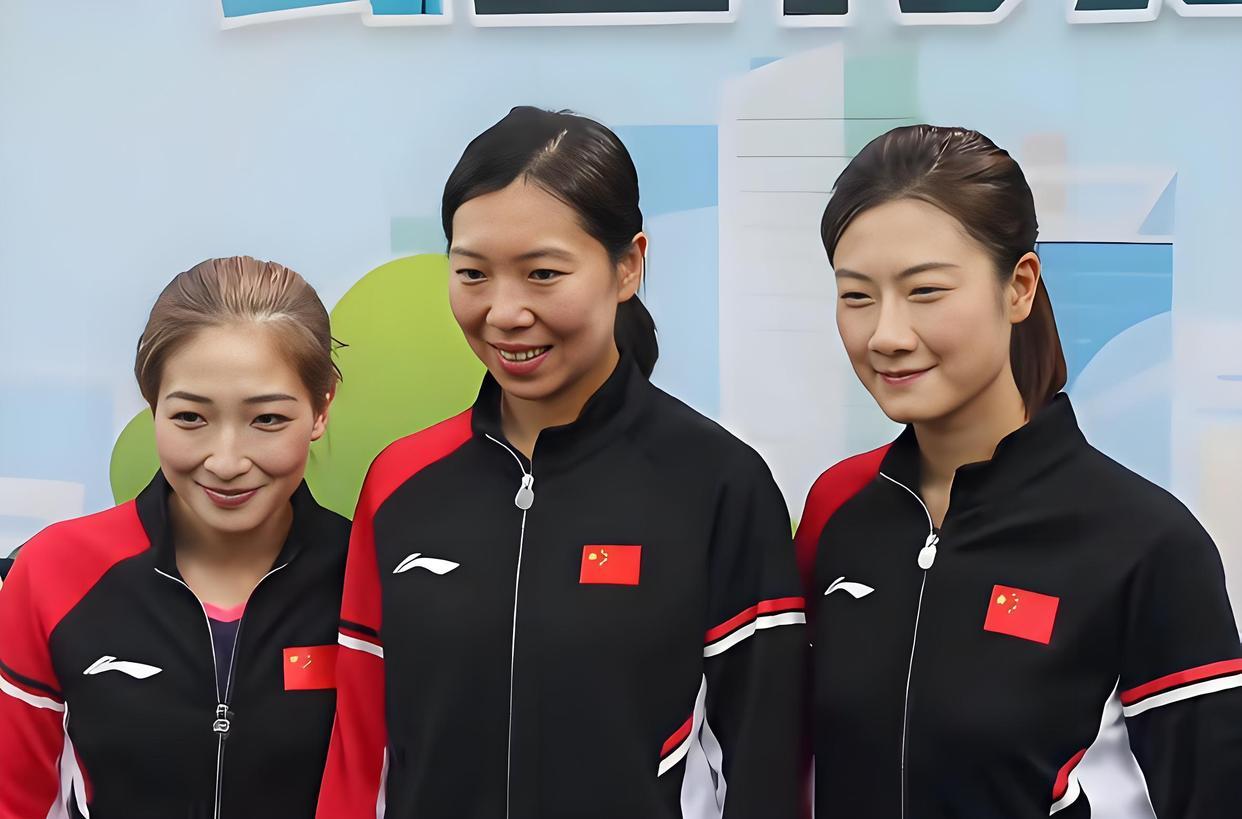 3位女乒名将同框：丁宁肌肤胜雪，细眉飞扬，凤眼如虹；李晓霞面色发黄，唇红齿不白，