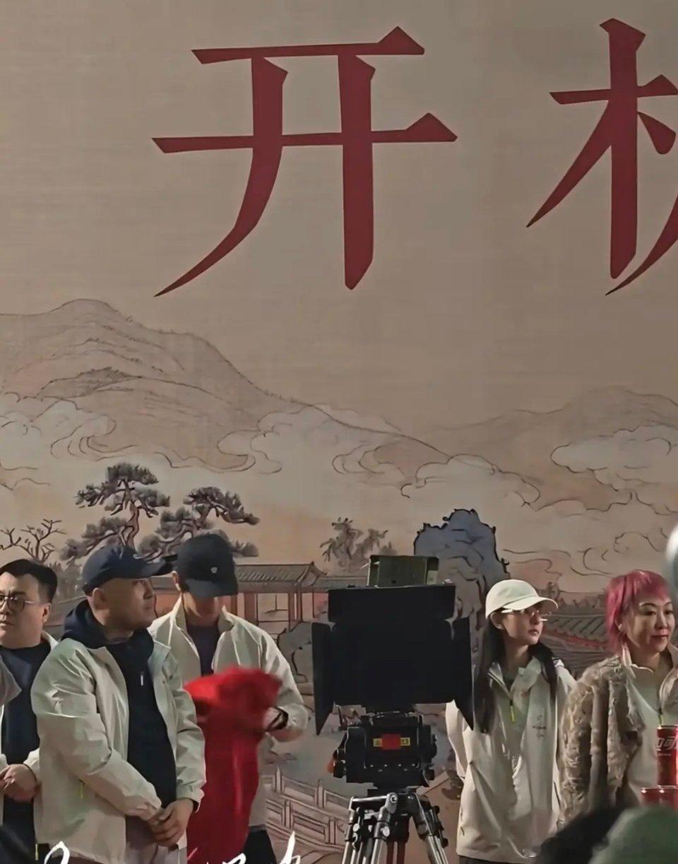 丁禹兮是一个顶好顶好的人啊，不是叠围巾就是叠红布，好干净的大男孩 