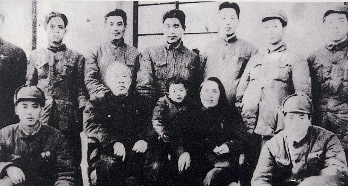 1949年新中国成立初期，中央派遣代表团赴各地进行财经接收工作。董必武同志作为团