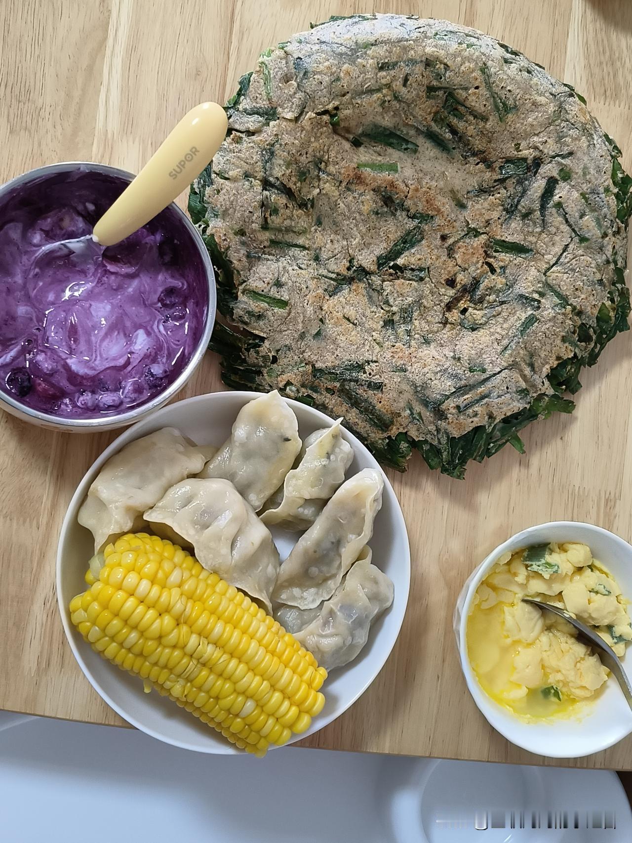 第一次做韭菜饼吃，
经常看到韩国视频做韭菜饼吃，
所以也想着试一下。

我没有买