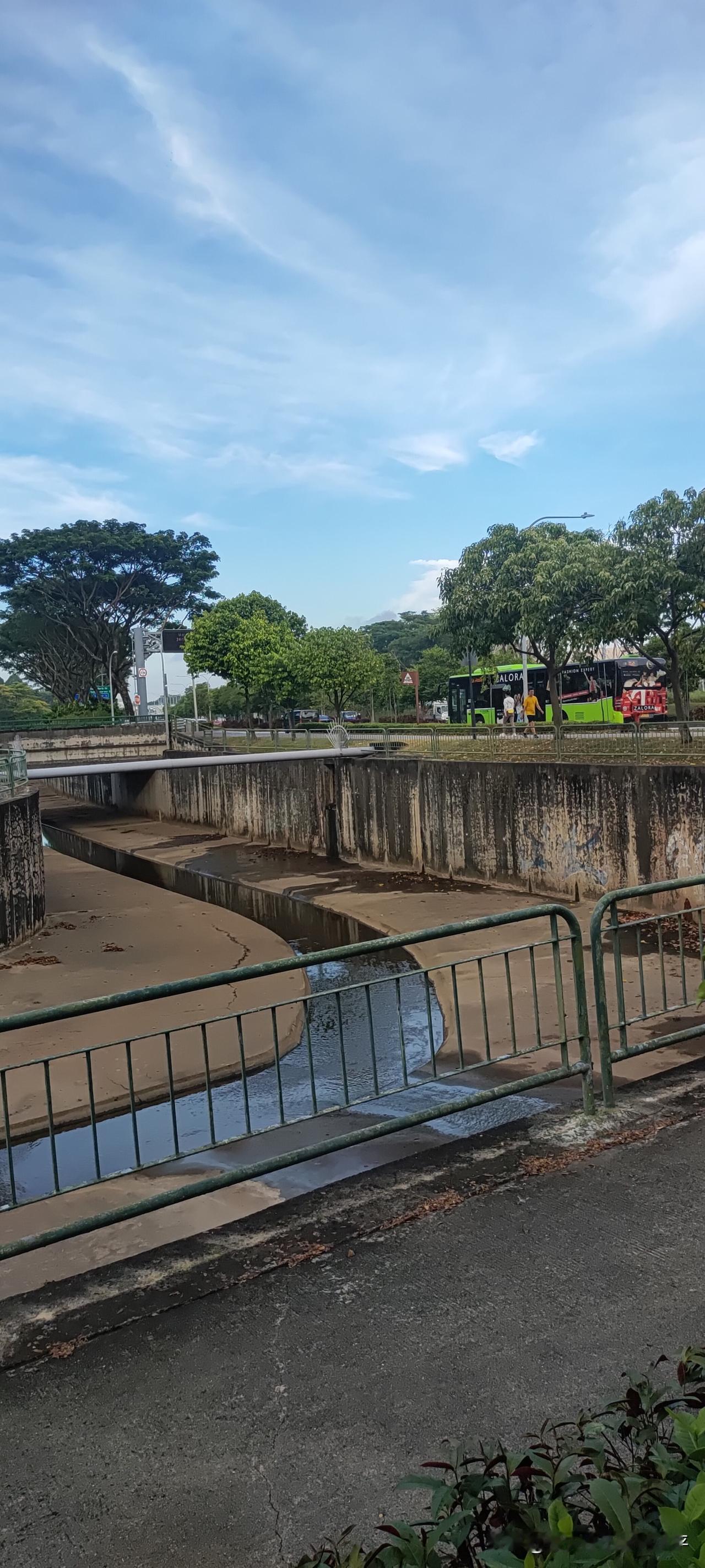 新加坡是个经常下暴雨的城市，可是却很少听到新加坡城市内涝和道路被淹的新闻。为什么