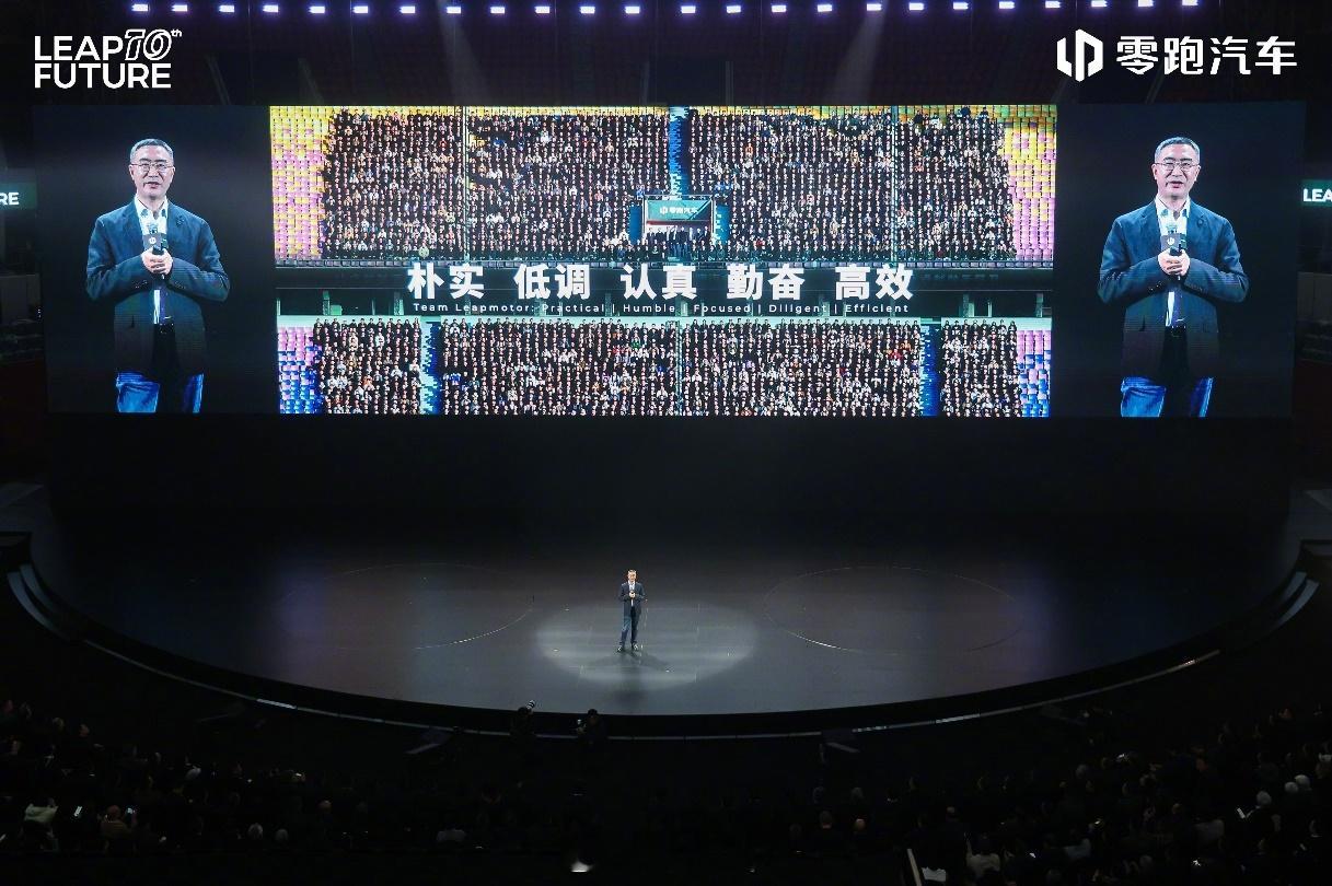 零跑汽车在杭州办了十周年发布会，创始人朱江明直接放大招，不光带来了两款旗舰新车，